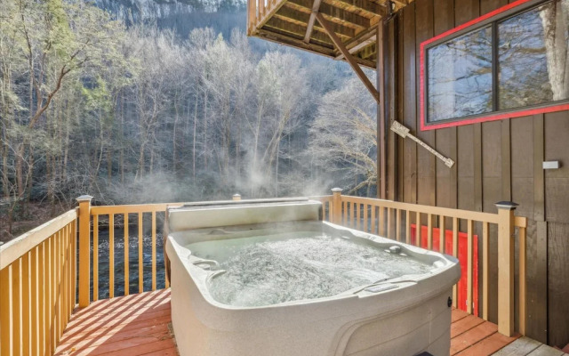 Very Secluded Breathtaking Riverfront Game Room