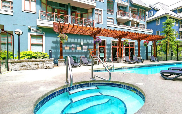 Alpenglow Lodge Family Studio with Sofa Bed by MVA