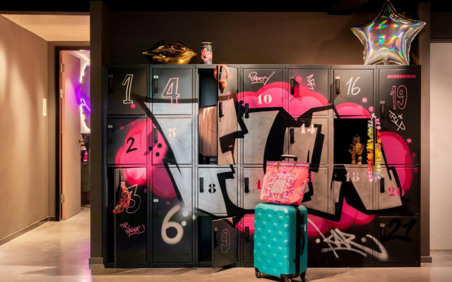Moxy the Hague