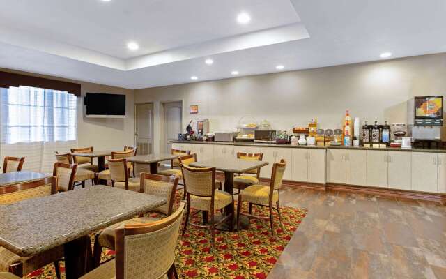 La Quinta Inn & Suites by Wyndham Cleburne