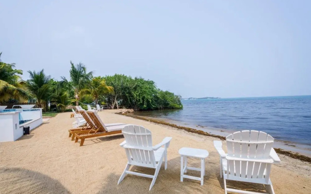 Spacious 4-bed Villa in Placencia Village w Pool