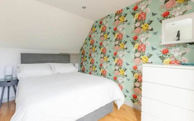 2 Bedrooms, Overlooking Little Petherick Creek