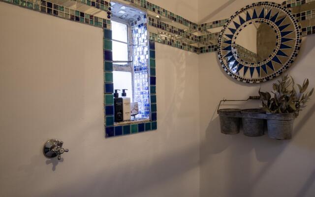 Ebonymoon Guest House and Studio