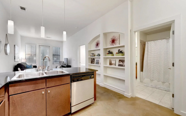 Hip Downtown Suite by AustinStays