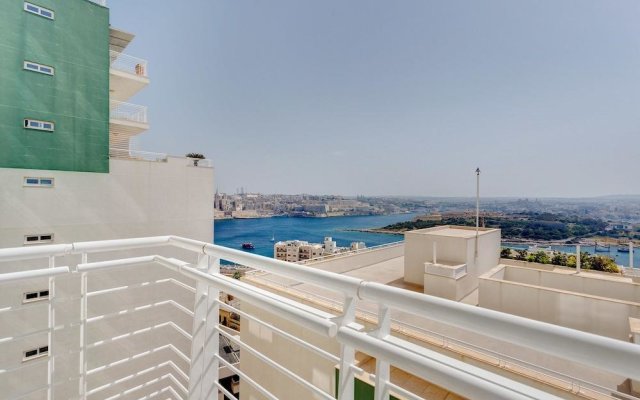 Seafront LUX Apartment wt Pool, Upmarket Area