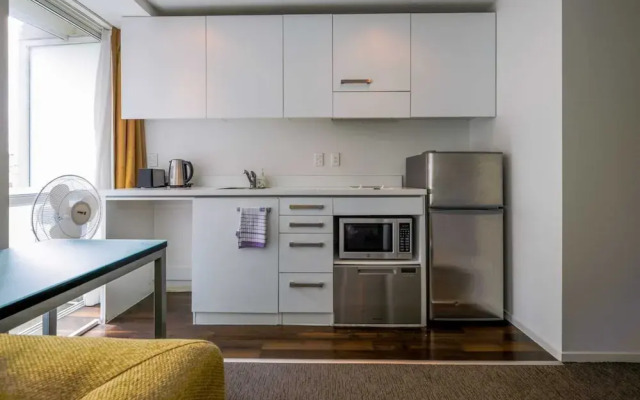 Cosy Renovated 1 Bedroom Apartment in CBD Hotel
