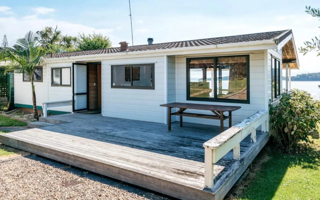 Peaceful Picnic Bay - Surfdale Holiday Home