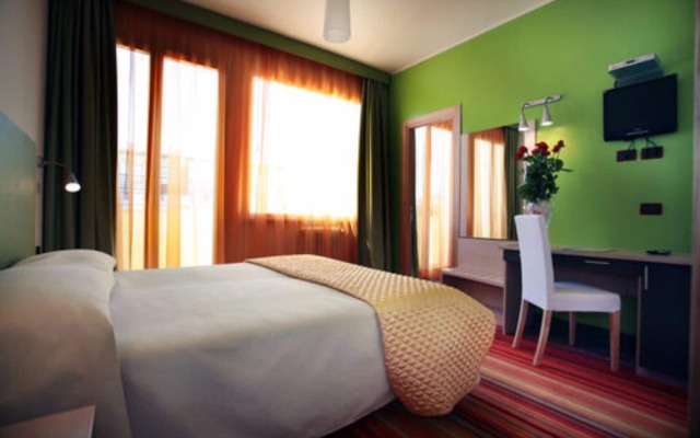 Hi Hotels Sirmione - Lakeview Pool