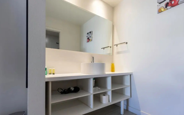 Entire Studio With Free Shuttle to Disney