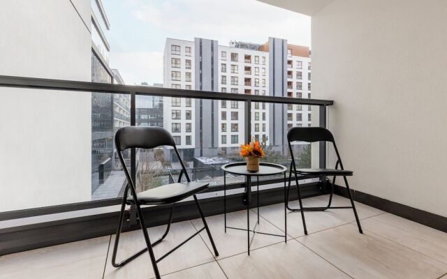 Roomy Apartment Grzybowska219 by Renters