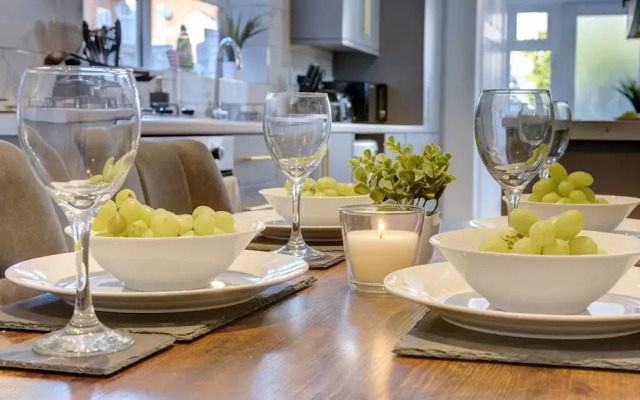 Luxurious 5 Bedroom - 5 Bathroom House w/ Garden
