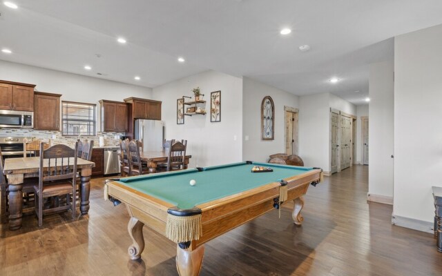 Lakefront Haven 9 Bedroom Home by RedAwning