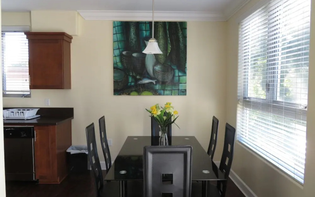 2 Bed 2 Bath in Studio City