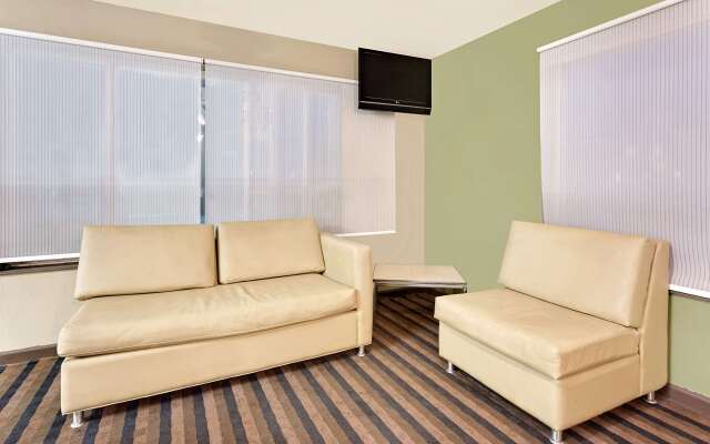 Super 8 by Wyndham Denver Central