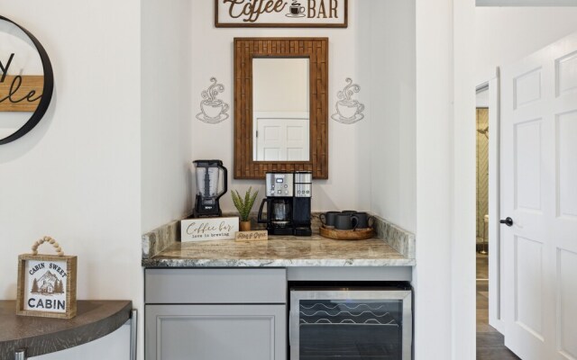 Sunset Chalet 2 Bedroom Cabin by RedAwning