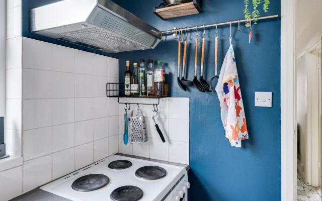 Cheerfull 3-bedroom Home With Parking Garden