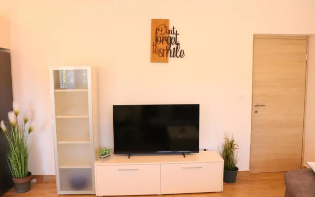 Apartment MARY- 2 free parking, near Mall of Split