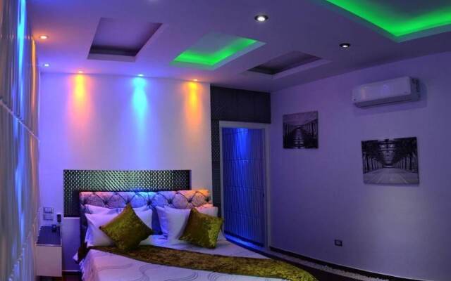 Luxury 14 Bedroom Villa Walking to Clubs/beaches!