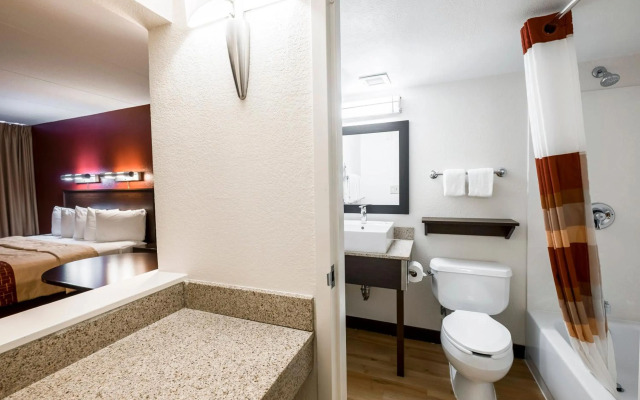 Red Roof Inn PLUS+ Boston - Woburn/ Burlington