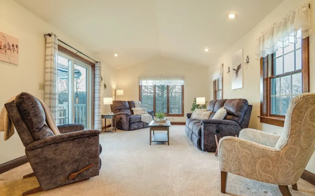 4 Mi to the Amish Village: Spacious Home w/ Deck!