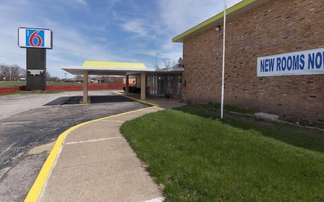 Motel 6 Lincoln, IL