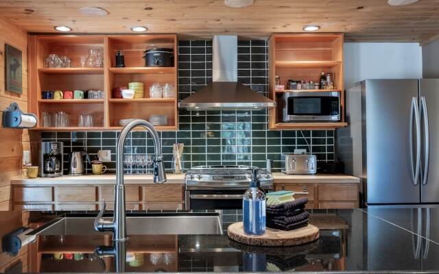 Pine Acres 4 Bedroom Home by NW Comfy Cabins by RedAwning