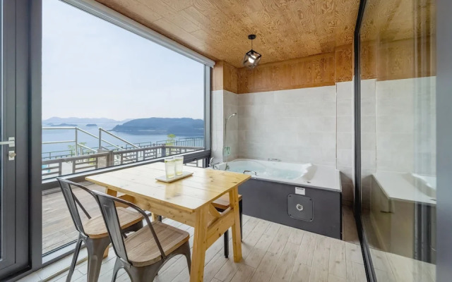 Yeosu Sunset Hostel and Pension