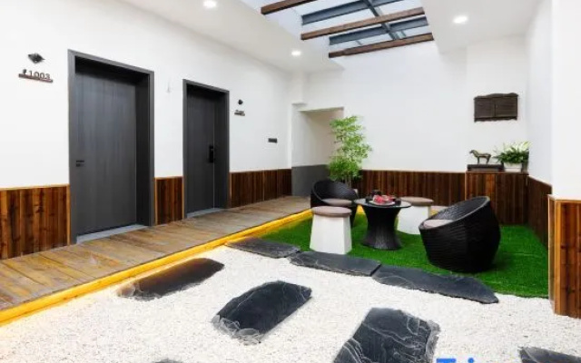 Terracotta Army Theme Apartment