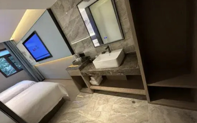 Tuke Light Hotel (Liangcheng Park Branch, North Station Road, Shanghai)