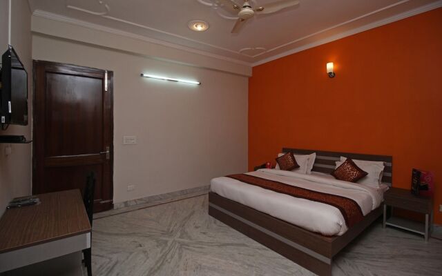 OYO 9075 Petals Inn