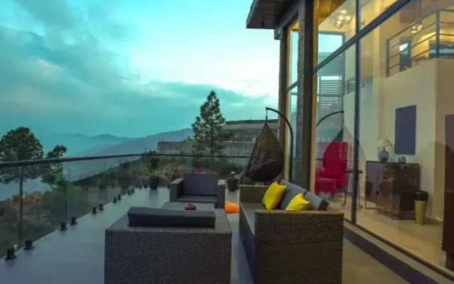 LaRiSa X Mountains & Martini Villa