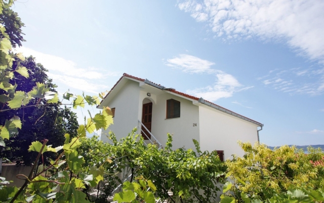 Apartment Šera - 50 m from beach: A3 Pisak, Riviera Omis