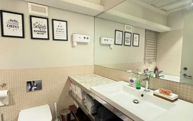 Industrial-chic 1BD Loft by the River Fulham!