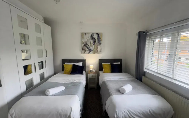House - Sleeps 10 - Parking - Stn Close