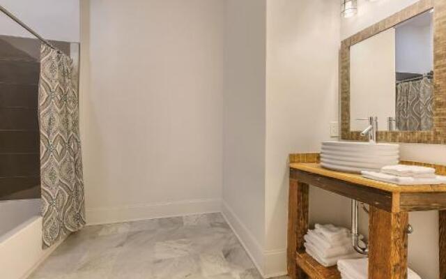 Luxury Loft-Style 3BR Townhouse by Hosteeva