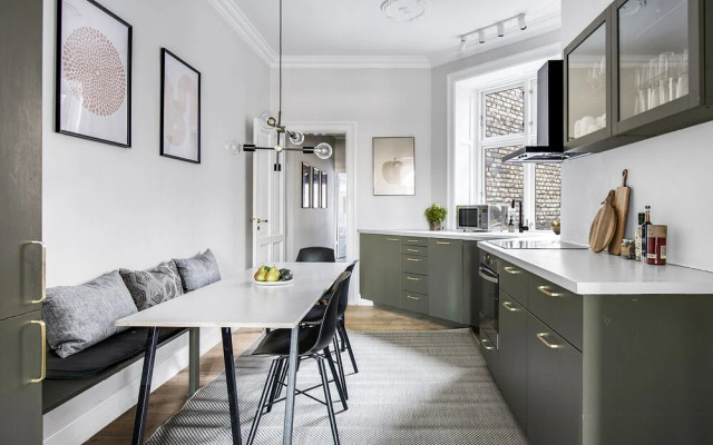 Sanders Promenade - Chic 2-bdr Apt w Water View