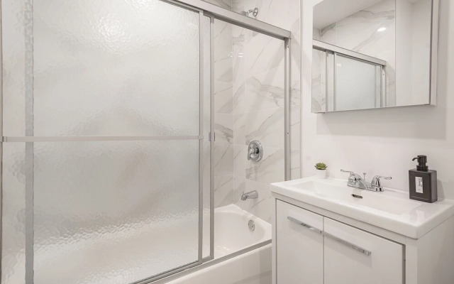 Beautiful Private Bedroom in Mile-End