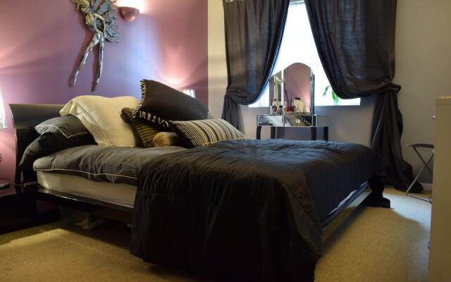 2 Bed Flat in Shoreditch With Balcony