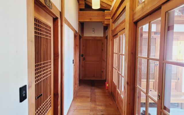 Jeonju Hanok Maeul Deoksugoong
