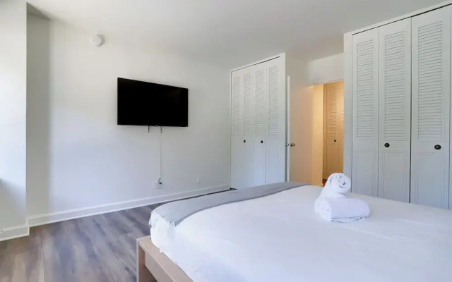 Contemporary Studio by Barton Park