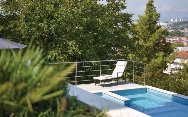 Nice Home in Podstrana with Hot Tub, WiFi & 4 Bedrooms