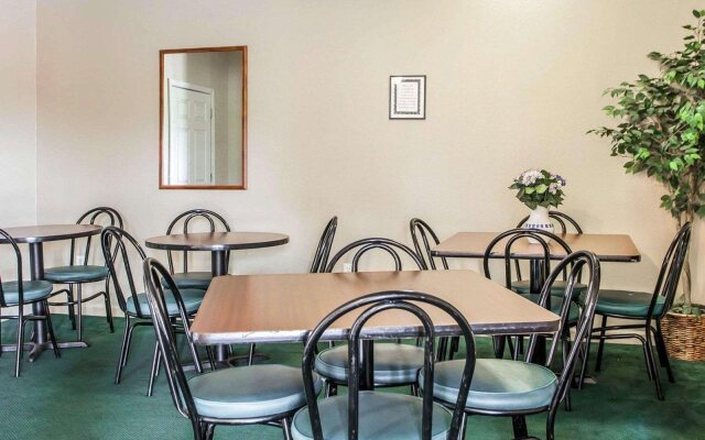 Econo Lodge & Suites Granite City