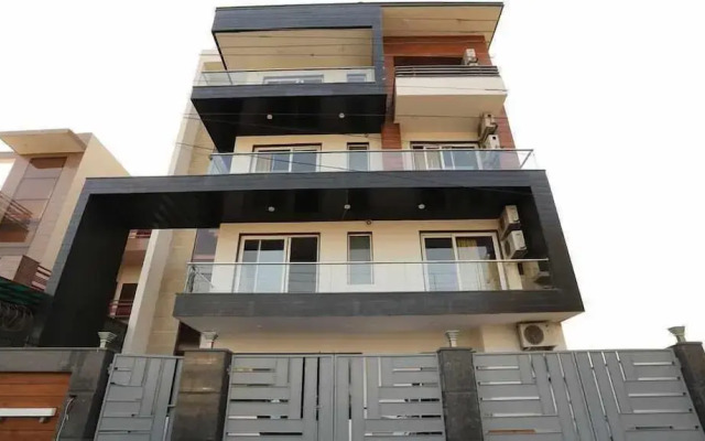 Saavi Hotel Sector- 46