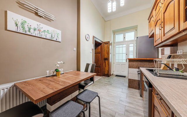 Krisztina Residence –Cozy Family Gem By Castle
