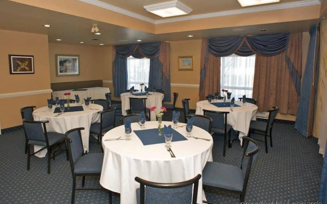 Monte Carlo Inn Oakville Suites