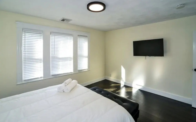 Modern Three Bedroom Condo - Near Boston
