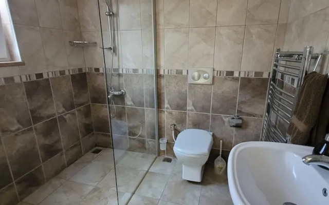 Immaculate 4-bed Villa With Large Garden and Pool