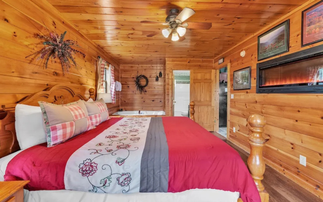 Cabin in the Woods w/ Hot Tub & Games!