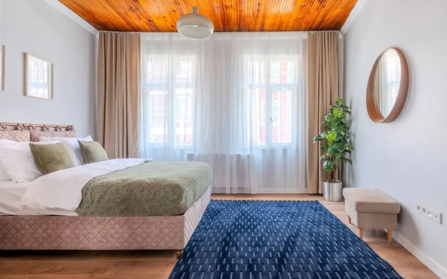 House w Garden 10 min to City s in Beyoglu
