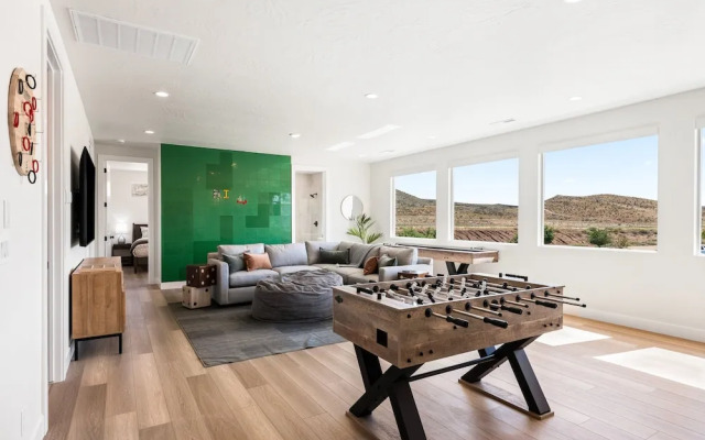 Green Acres 8 Bedroom Townhouse